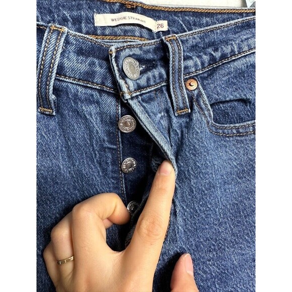 Levi's Women's Wedgie Straight Leg Jeans Medium Wash Button Fly Size 26 26x28 - Picture 3 of 7